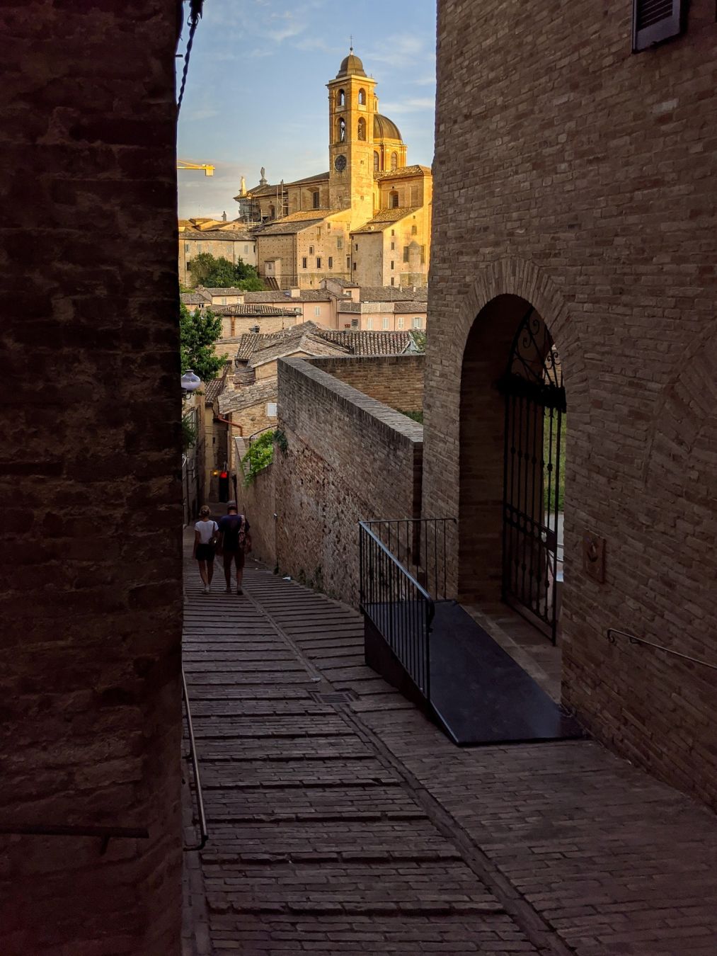 Uno scorcio tra le vie di Urbino © Volker Vornehm / Shutterstock