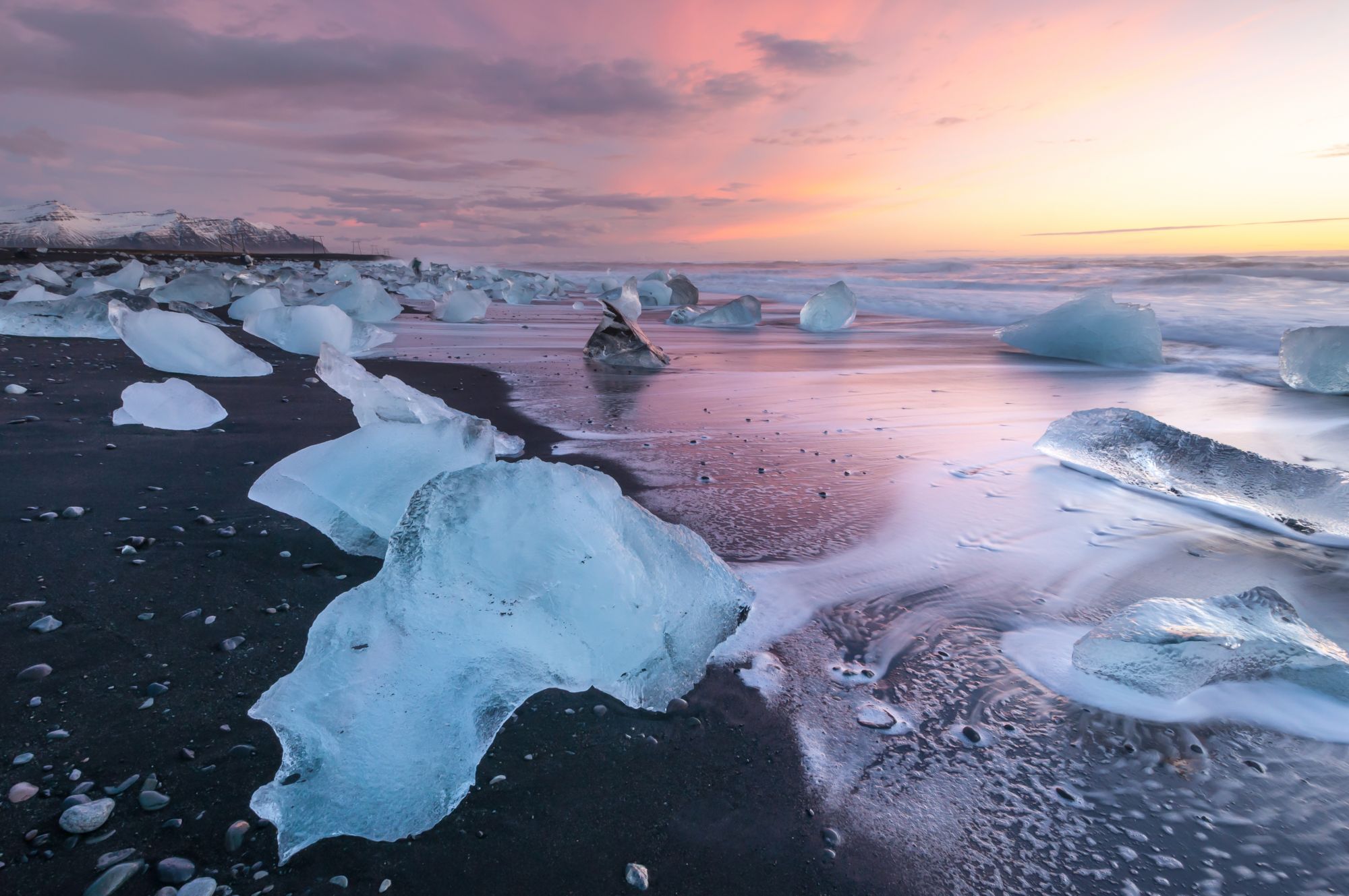 La spiaggia dei diamanti prende il nome dagli iceberg che si sono staccati dalla laguna glaciale di Jökulsárlón © ZinaidaSopina / Shutterstock