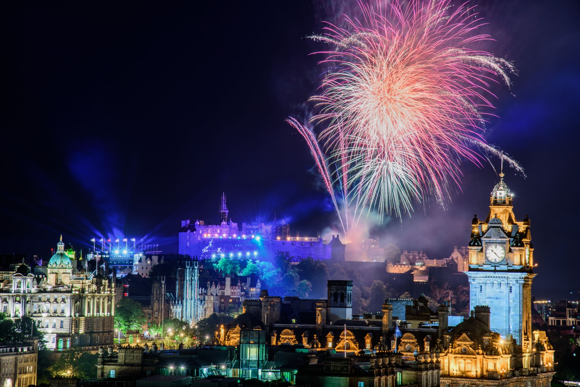 Fuochi d'artificio su Edimburgo durante il Royal Edinburgh Military Tattoo