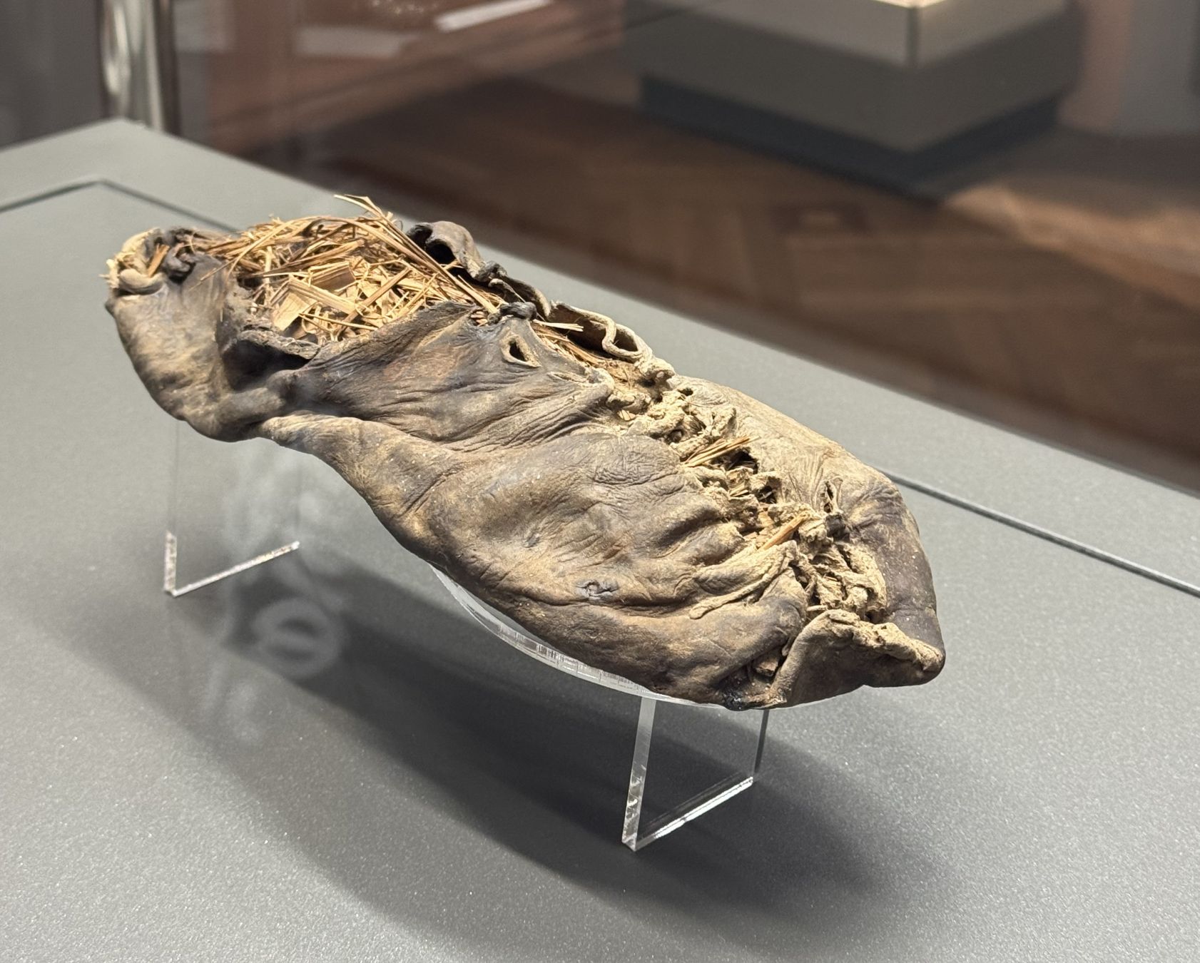 La scarpa in pelle più antica del mondo al Museo Nazionale di Storia di Erevan. Credits Luigi Farrauto