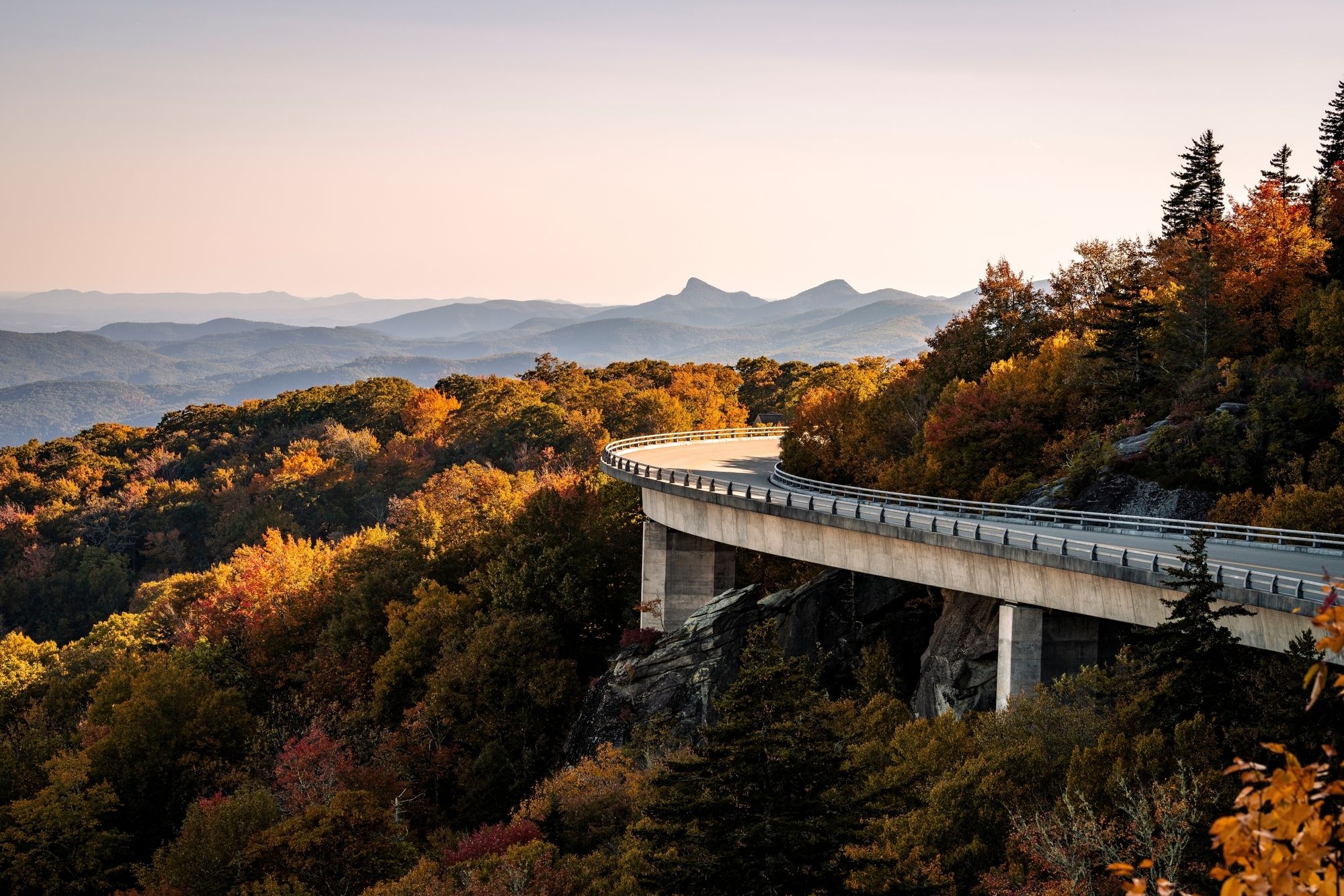 Il viadotto Lynn Cove su un tratto della Blue Ridge Parkway, Stati Uniti d’America ©Jordan Delmonte / Shutterstock