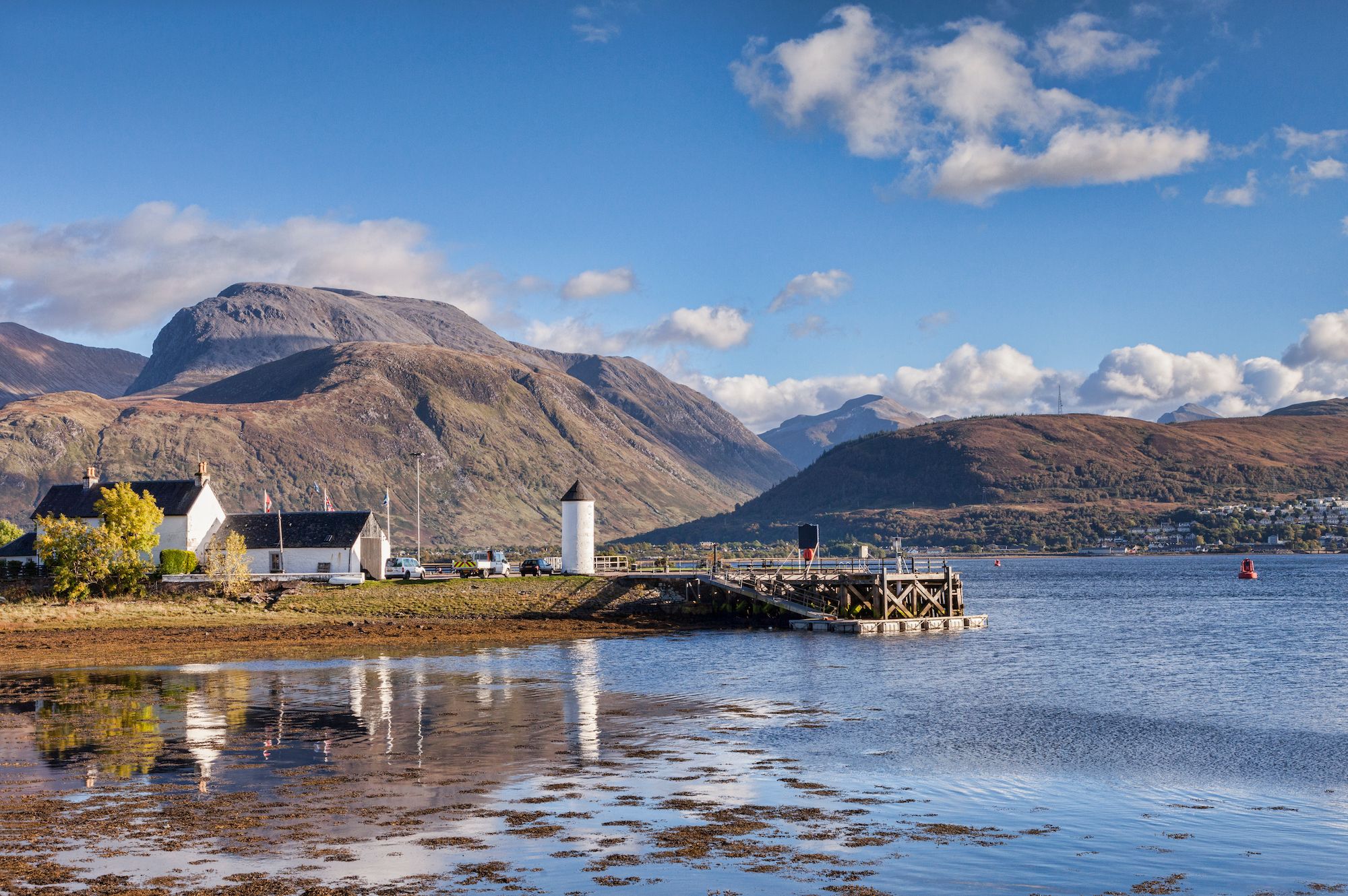 Ben Nevis sullo sfondo di Fort William, in Scozia ©travellight