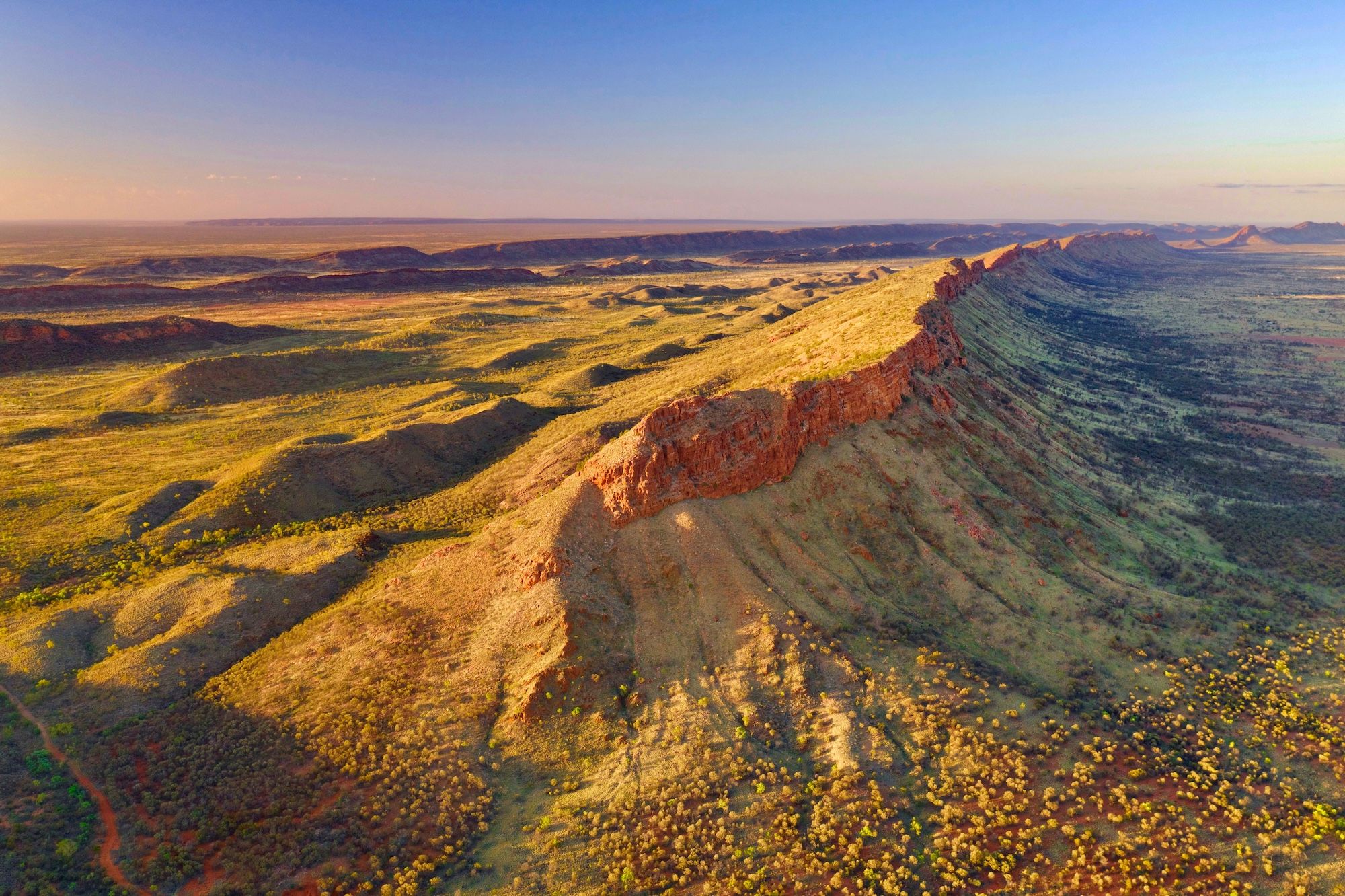 La catena delle MacDonnell Ranges (Tjoritja per gli
arrernte) ©Roadwarrior Photography /Shutterstock