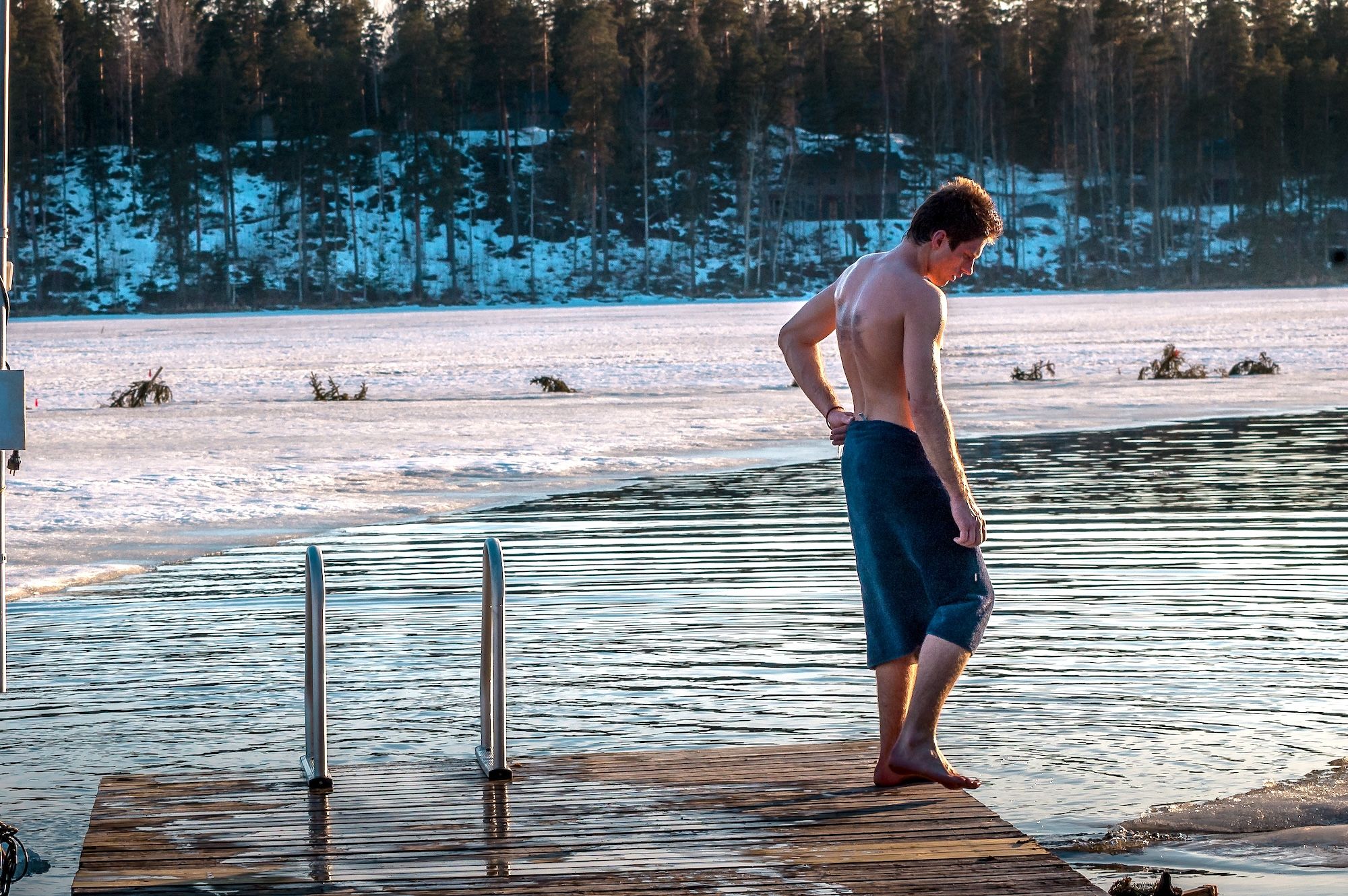 Un tuffo nell’acqua ghiacciata dopo la sauna, in Finlandia ©Paul Harding 00/Shutterstock