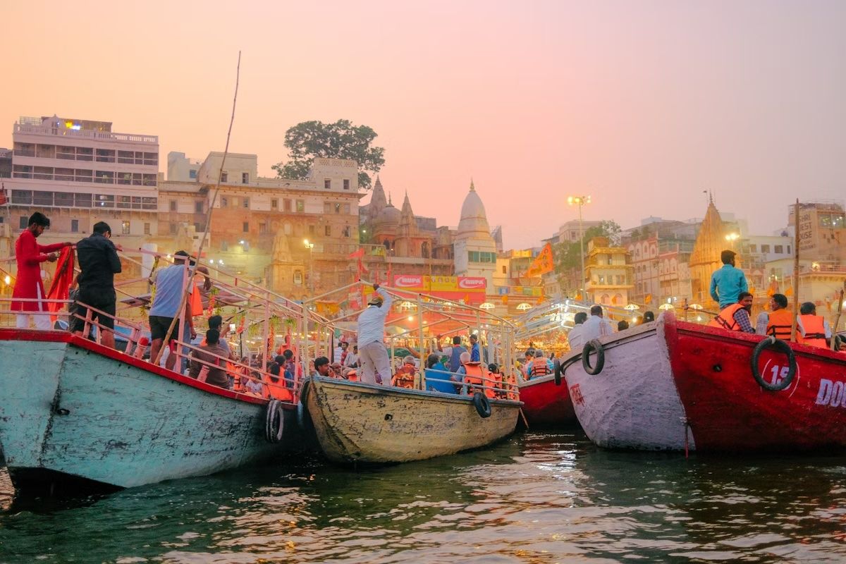 Spettatori si radunano per il ganga aarti (cerimonia di adorazione del fiume), Varanasi.