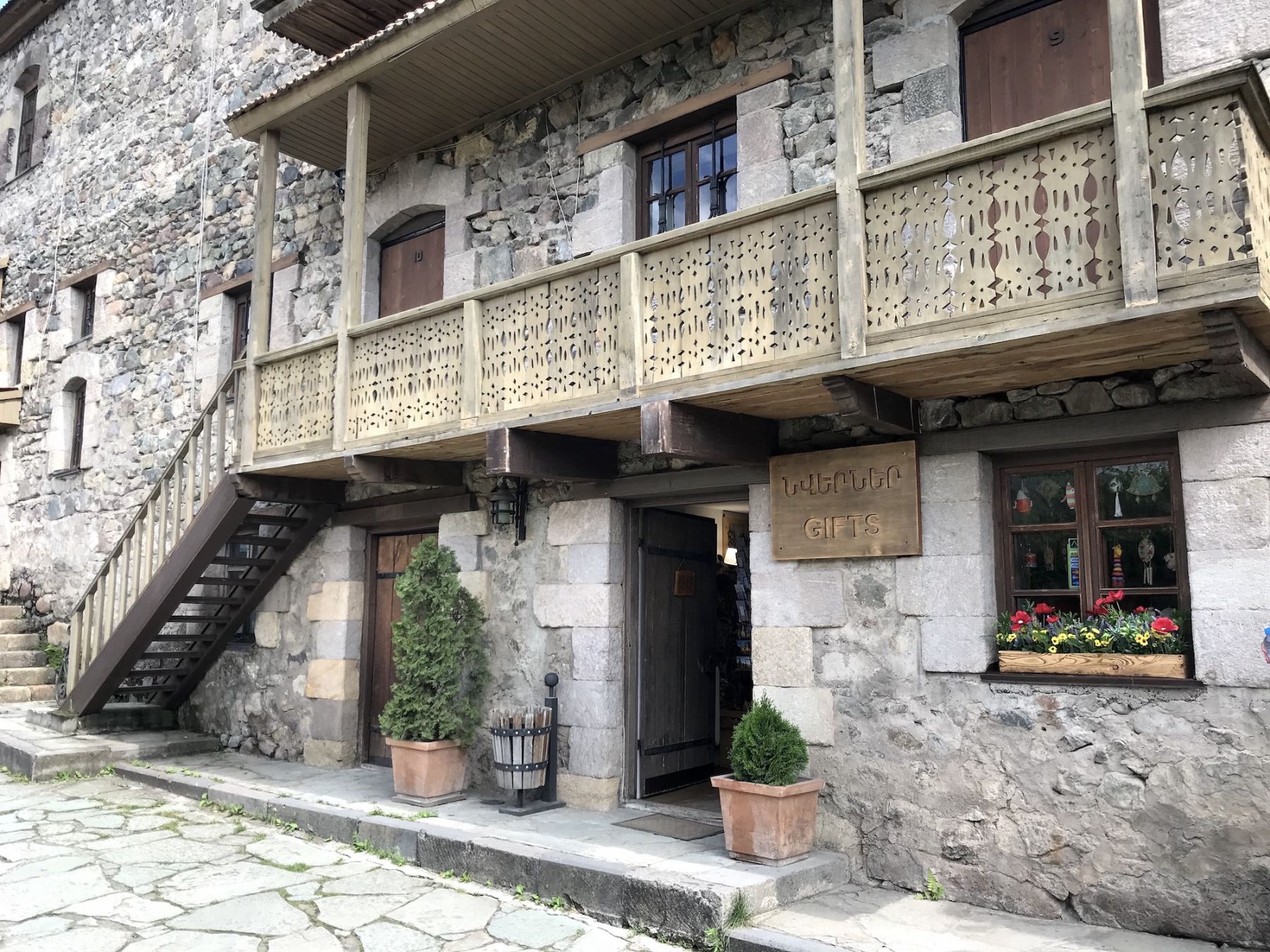 Dilijan, la parte storica del villaggio restaurata ospita una guest house e botteghe di artigianato © Photo Dario Bragaglia