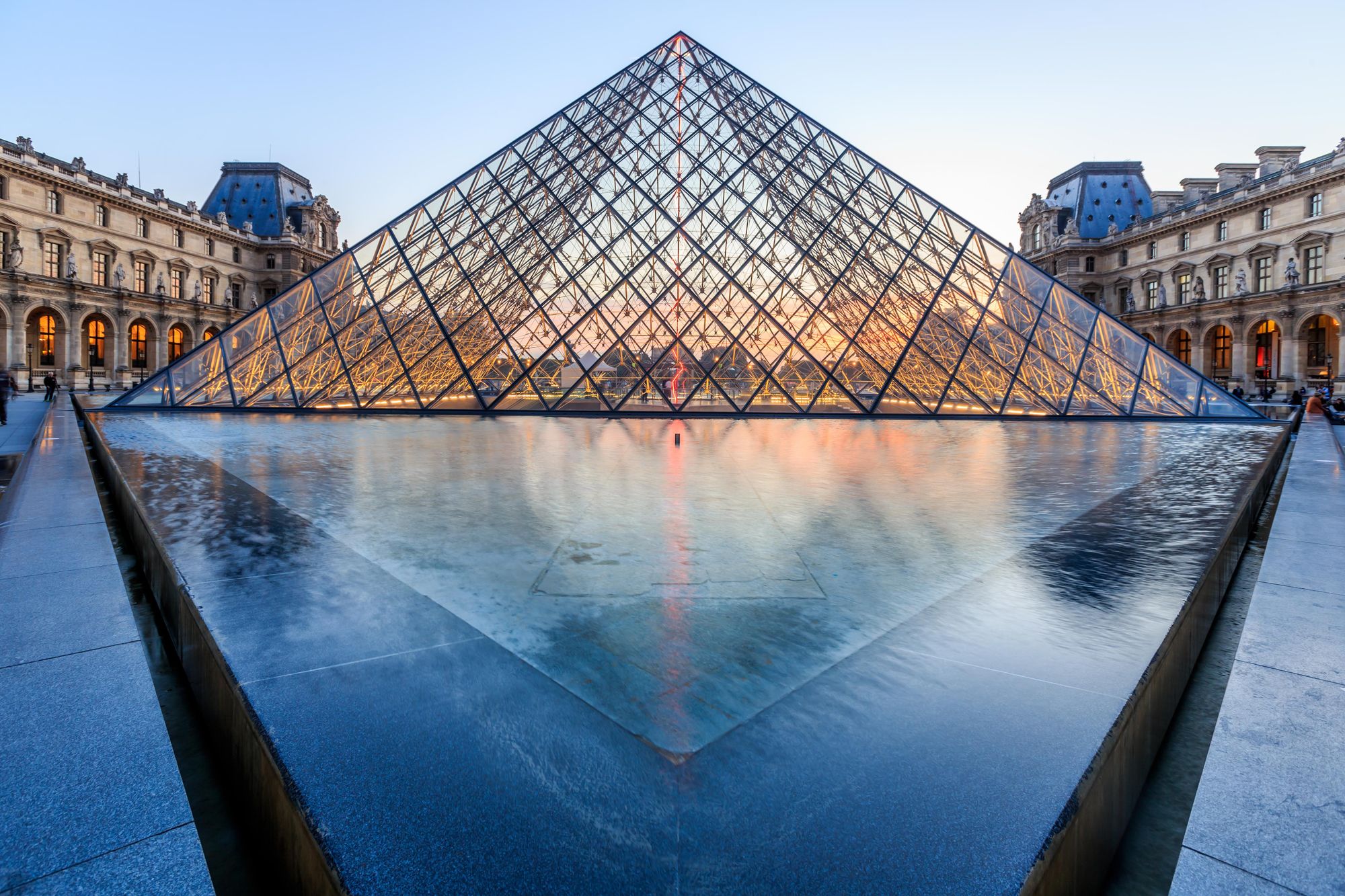 Tra le mostre da non perdere nel 2025 ce n’è una al Louvre di Parigi, Francia ©Pigprox/Shutterstock