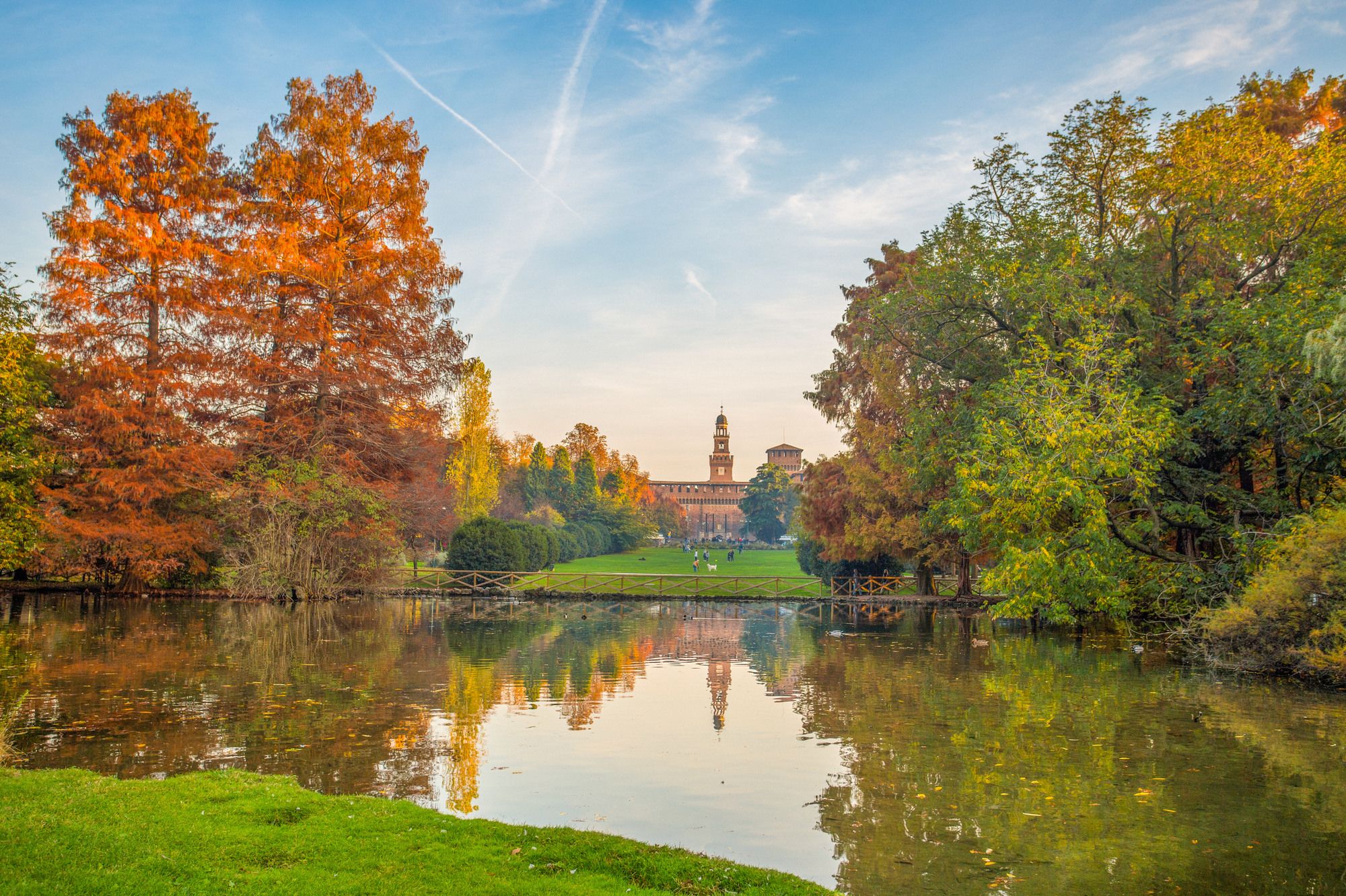 L’autunno a Milano offre scorci suggestivi come quello sul Castello Sforzesco visto dal Parco Sempione ©faber1893/Shutterstock