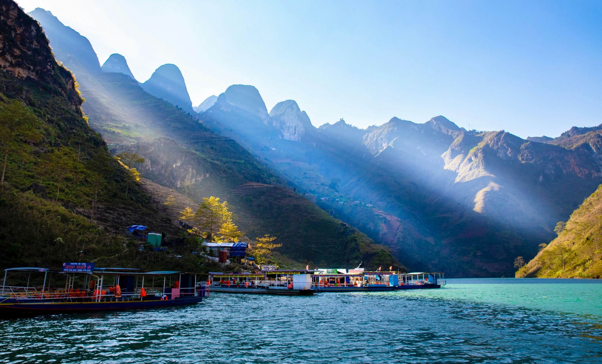 Lasciate per qualche ora la moto e rilassatevi con una breve crociera sulle acque dello splendido fiume Nho Que. © Pham Thi Quynh Nga/Shutterstock