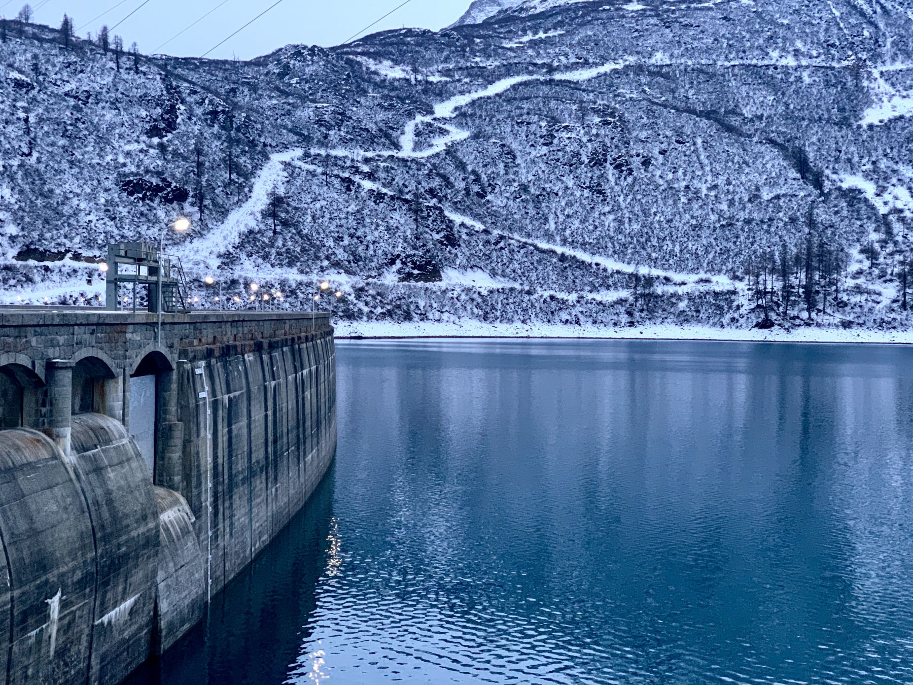 Riale in inverno, circondata da mura di roccia e acqua © Giulia Grimaldi/Lonely Planet Italia