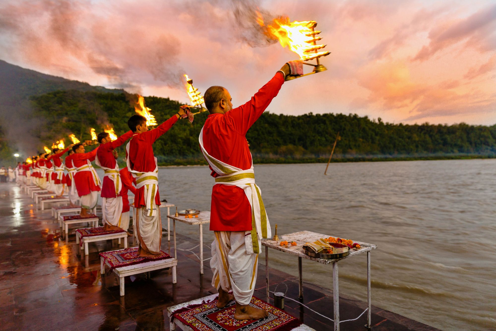 Una cerimonia aarti sulle rive del Gange a Rishikesh. © Vivek BR/Shutterstock