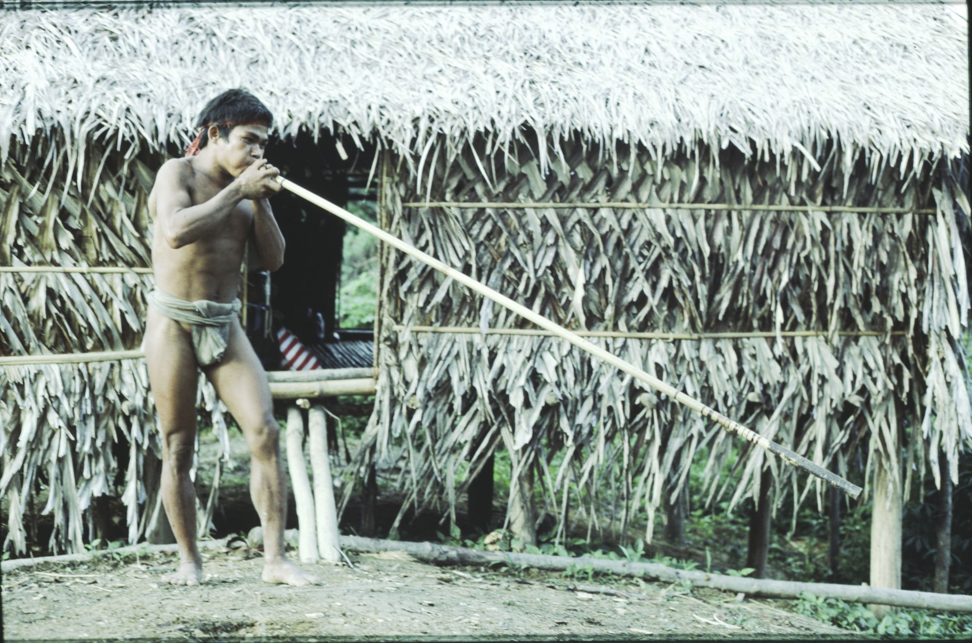Un cacciatore Tau’t Batu con cerbottana, in provincia di Palawan © Antonio Ancora