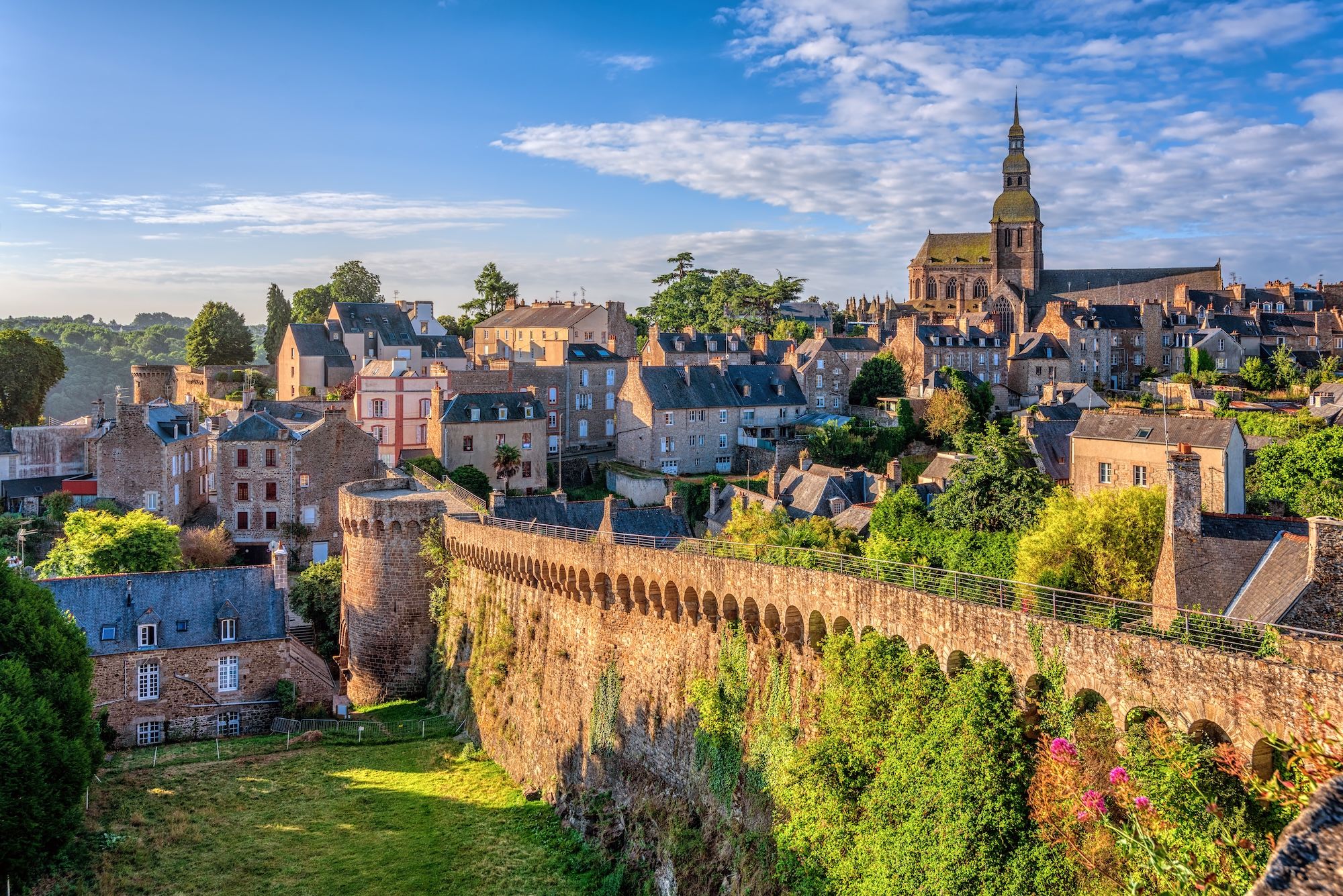I celebri bastioni di Dinan © Boris Stroujko /Shutterstock