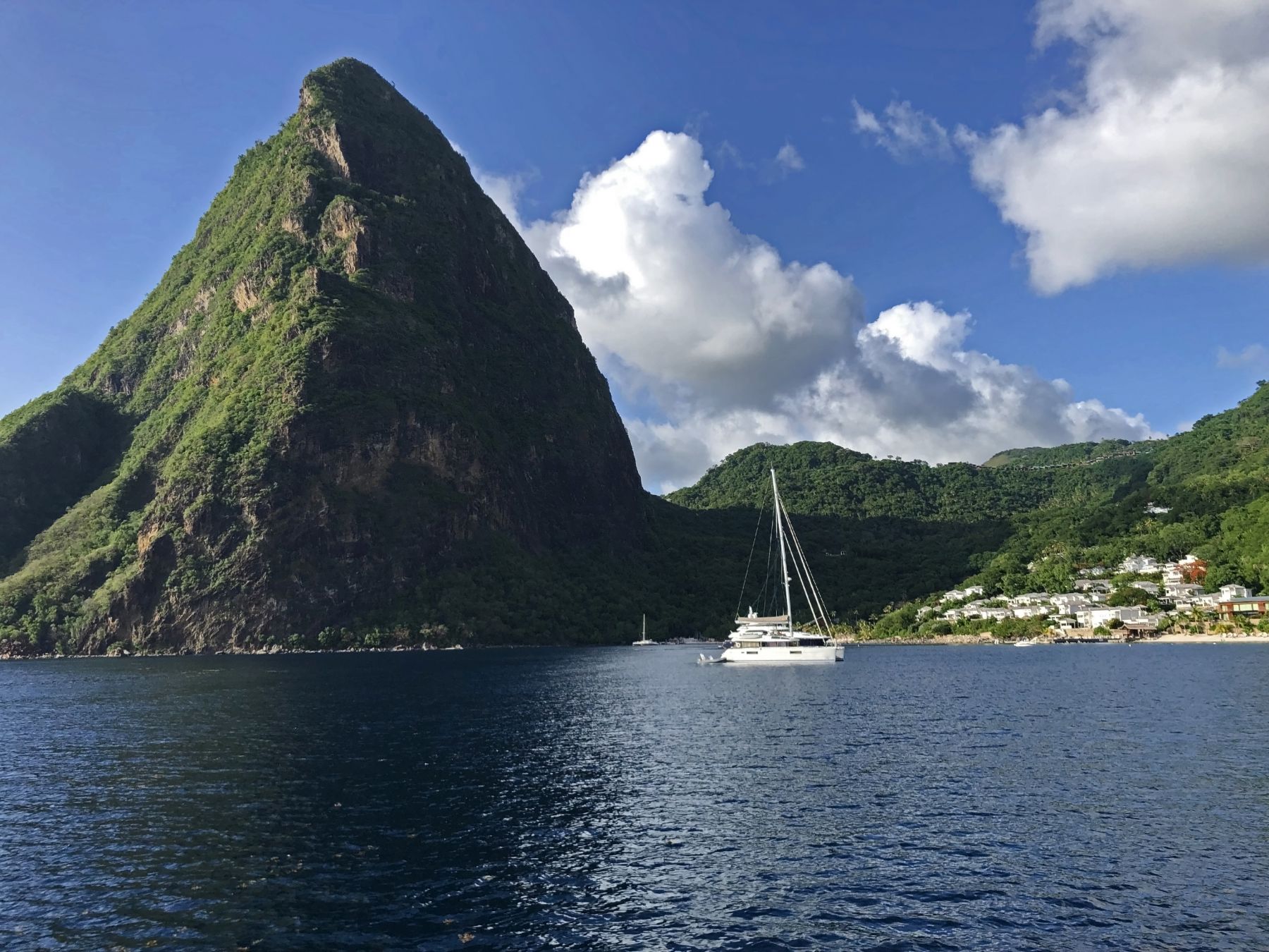 Barca a vela davanti ai Pitons di Saint Lucia, Caraibi