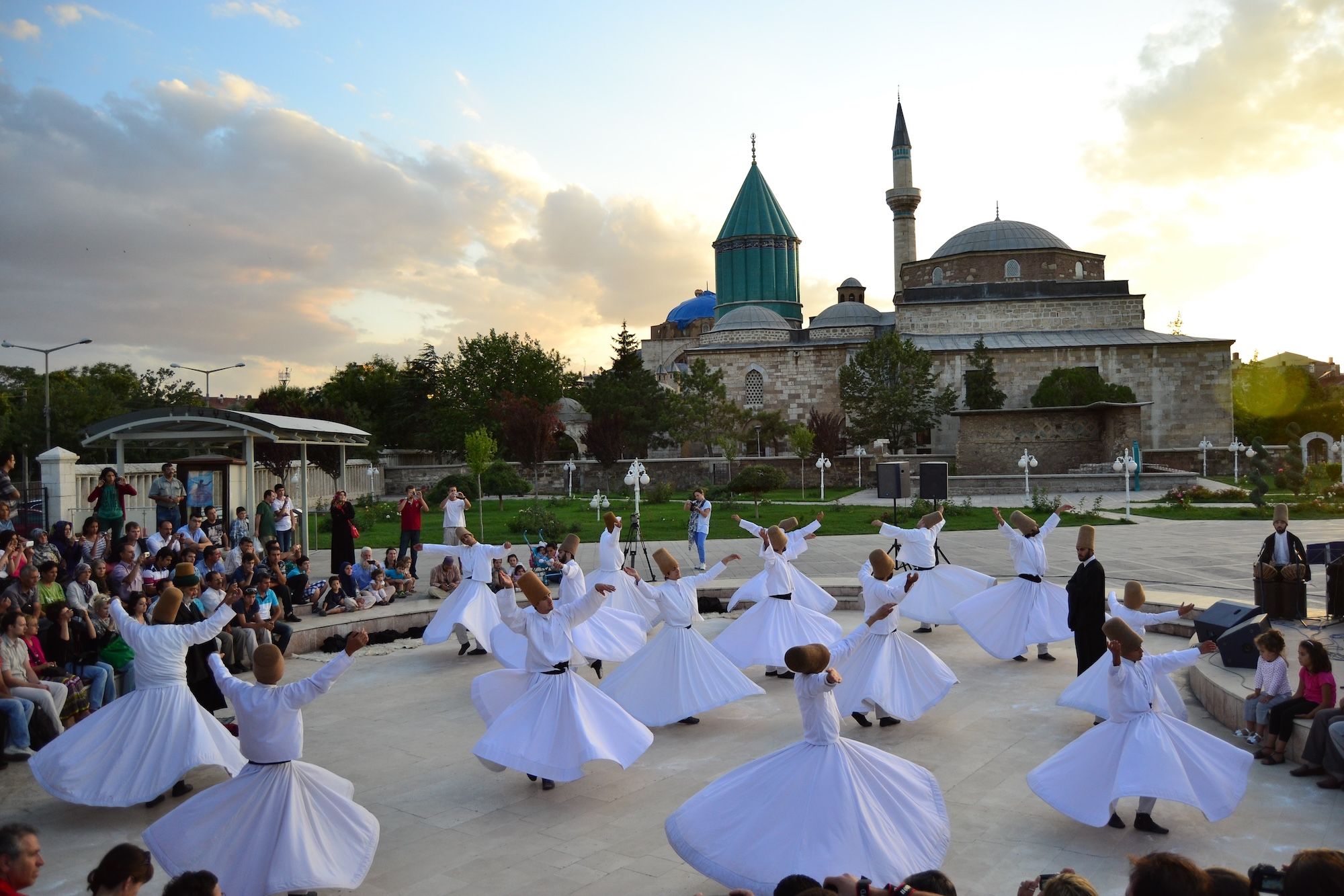 Dervisci rotanti di fronte al Mevlana © IKOSTOCK/Shutterstock