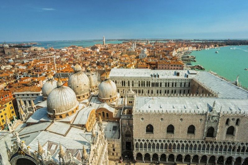 Panorama su Venezia con le cupole di San Marco in primo piano