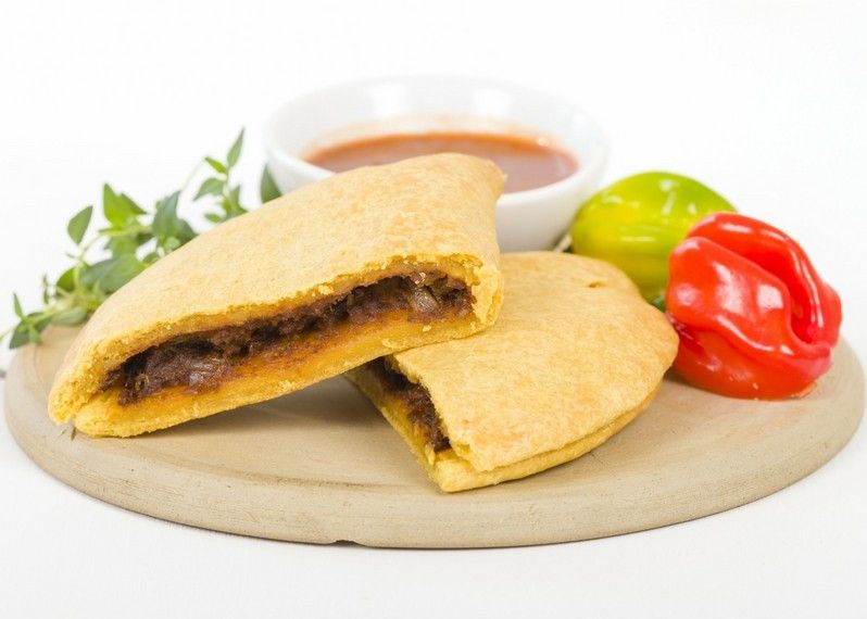 Patty di manzo - piatto tipico giamaicano ripieno di cipolle, carne e peperoncini. ©Paul_Brighton/Shutterstock