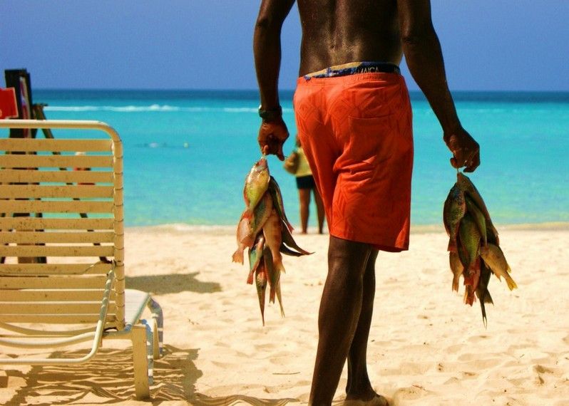 Pesce fresco pescato sulla spiaggia di Negril, Giamaica. ©isthatitsme/Budget Travel