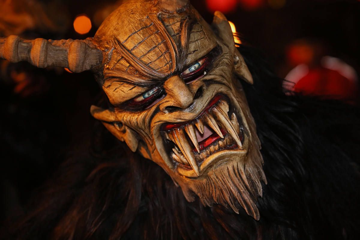 maschera krampus in legno