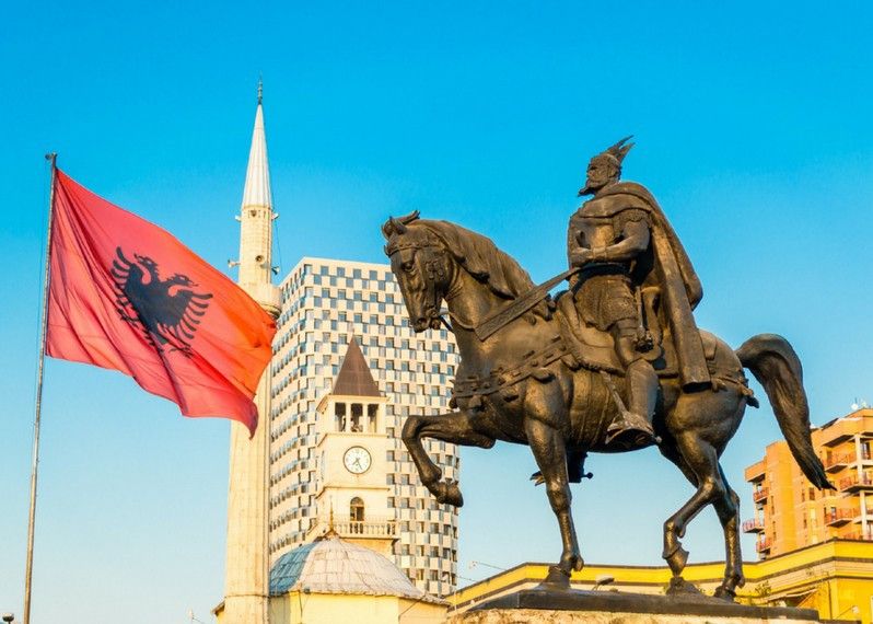 Piazza Skanderbeg e la moschea Et'hem Bey, Tirana, Albania.
©Andrii Lutsyk/Shutterstock