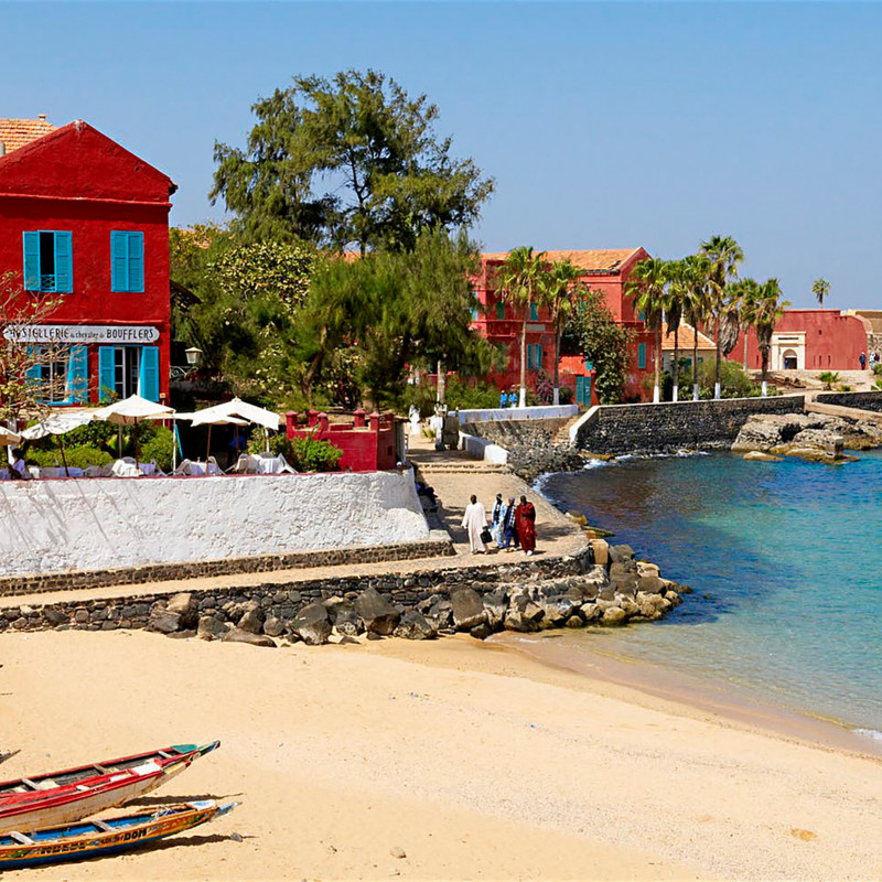 La piccola spiaggia e i variopinti edifici coloniali dell’Île de Gorée contrastano nettamente con l’animazione urbana di Dakar © Tuul &Bruno Morandi /