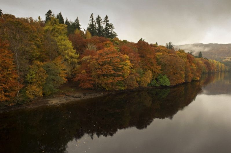 Pitlochry, Scozia: l'autunno diventa spettacolo suggestivo