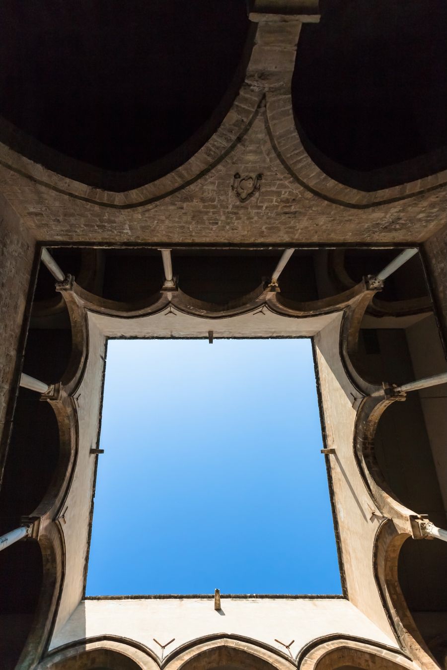 Il cortile interno di Palazzo Chiaramonte Steri ©vvoe/Shutterstock