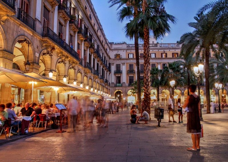Plaça Reial: qui si trova il primo lavoro eseguito su commissione da Gaudí. ©ewg3D/Getty Images