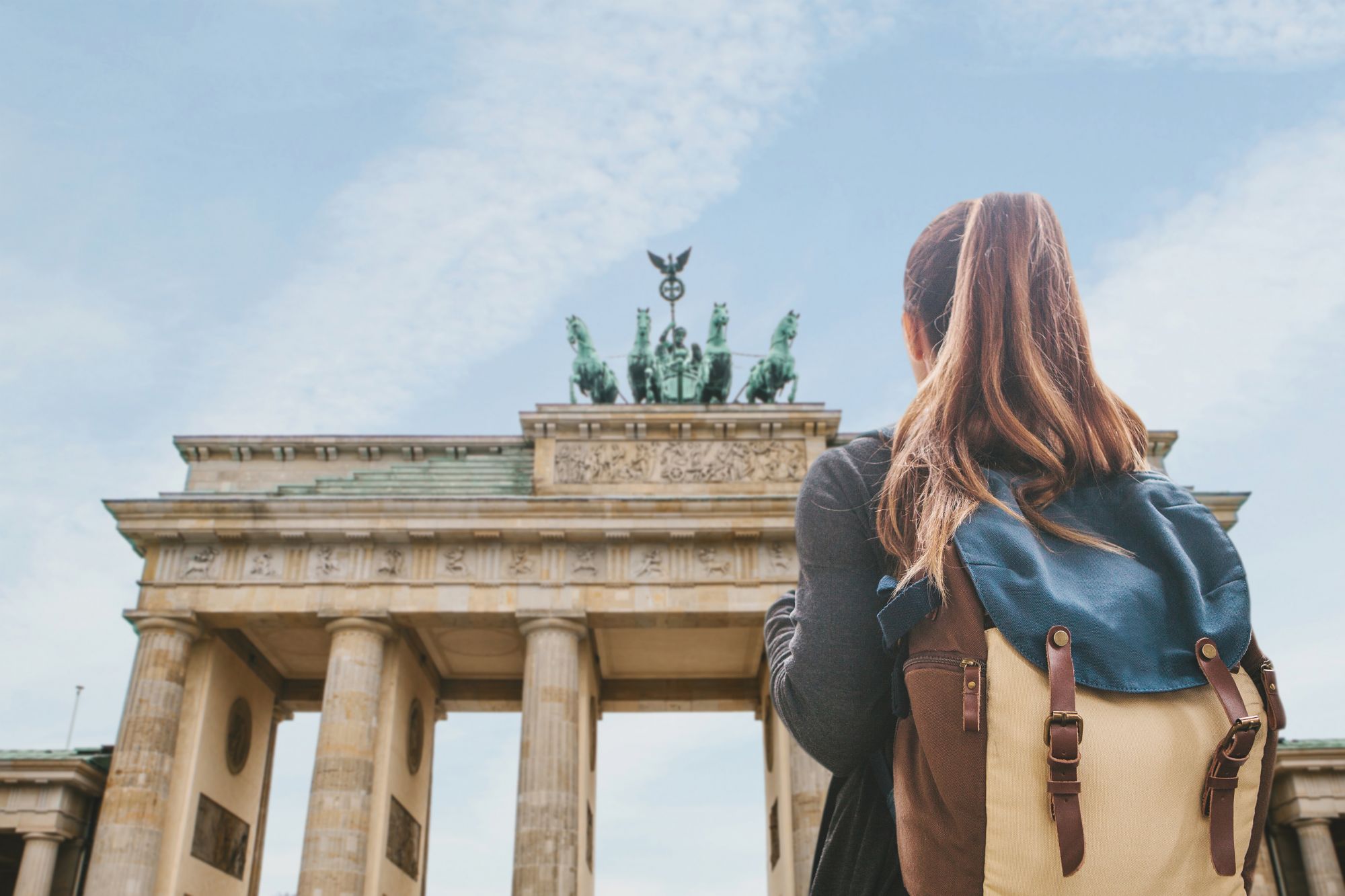 Una ragazza a Berlino alla Porta di Brandeburgo