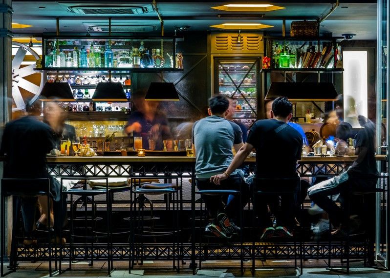 Pranzare al bancone di un bar può essere il modo giusto per iniziare una discussione con gli altri avventori. © ZDL / Shutterstock