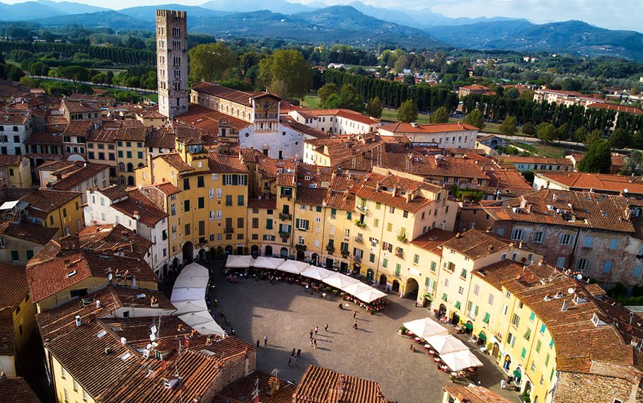 Luca, panorama di Piazza dell’Anfiteatro. Credits EfrenGlez / Shutterstock