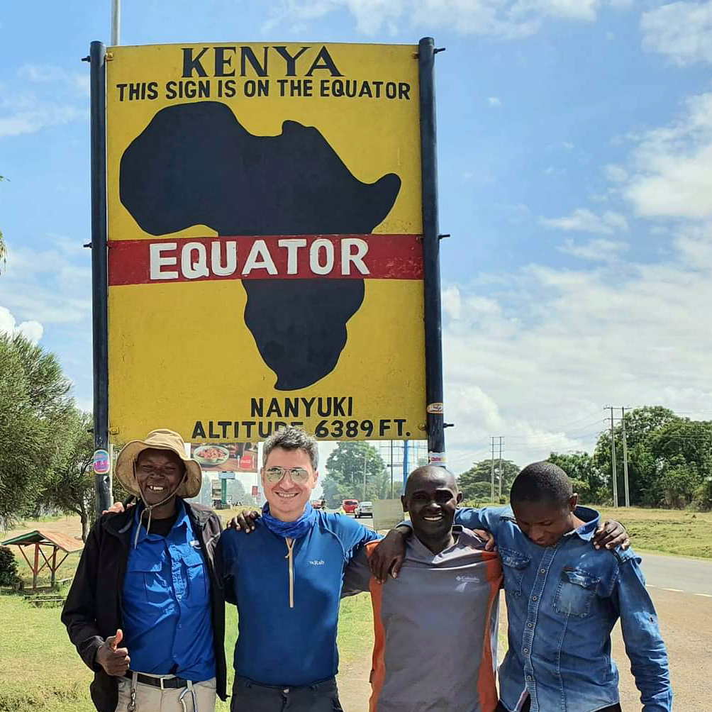Lo scrittore Elia con le guide pronti a conquistare il Monte Kenya