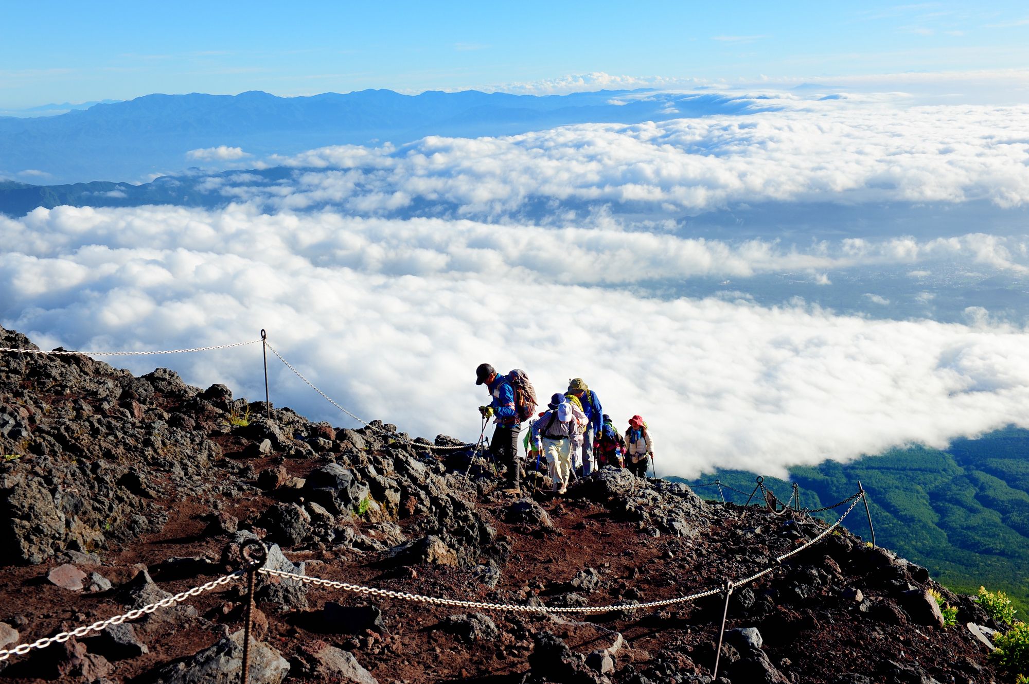 Alcuni escursionisti lungo il Sentiero Yoshida sul Monte Fuji ©Jamoo / Shutterstock