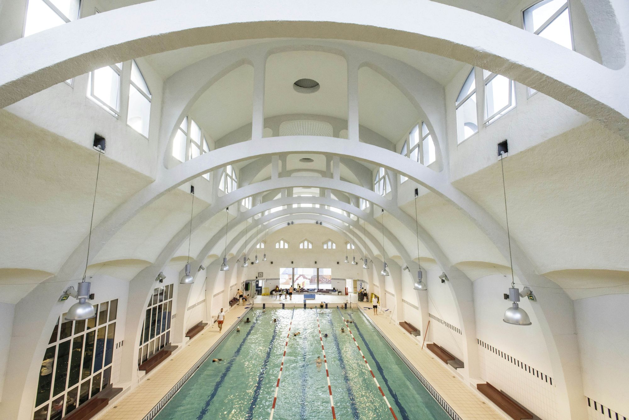 Alla piscina di Butte-aux-Cailles si nuota in un ambiente arioso ed elegante. © Emilie Chaix / Ville de Paris