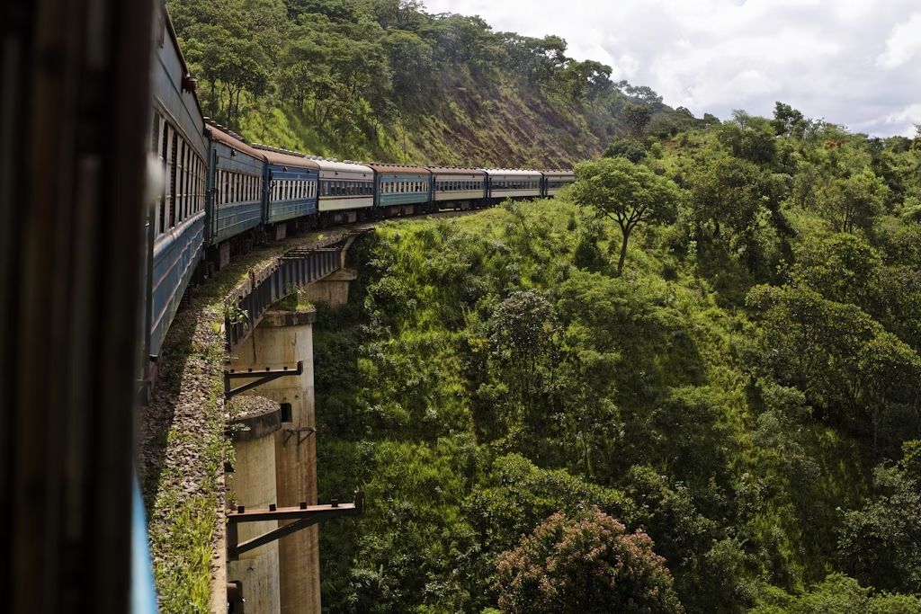 La ferrovia Tazara passa a ridosso delle scarpate della Great Rift Valley, nello Zambia. © Alex Saurel / Getty Images