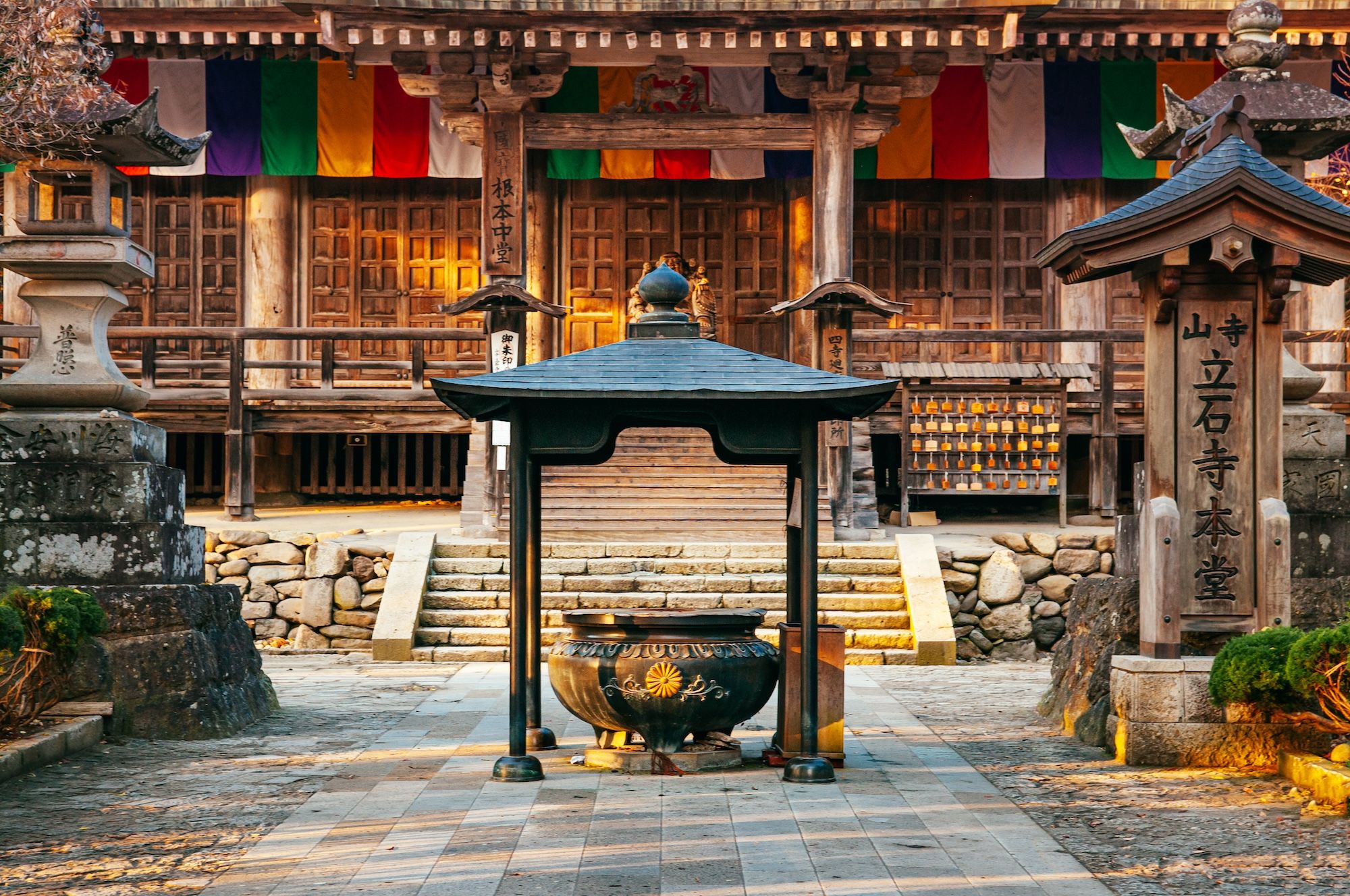 Il padiglione principale del tempio di Yamadera, che è composto da diversi edifici dislocati nel bosco © PixHound / Shutterstock