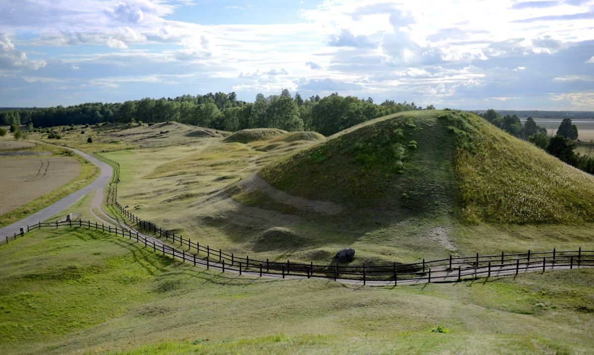 I tumuli funerari di Gamla Uppsala (Vecchia Uppsala), Svezia. Jpiks/Shutterstock