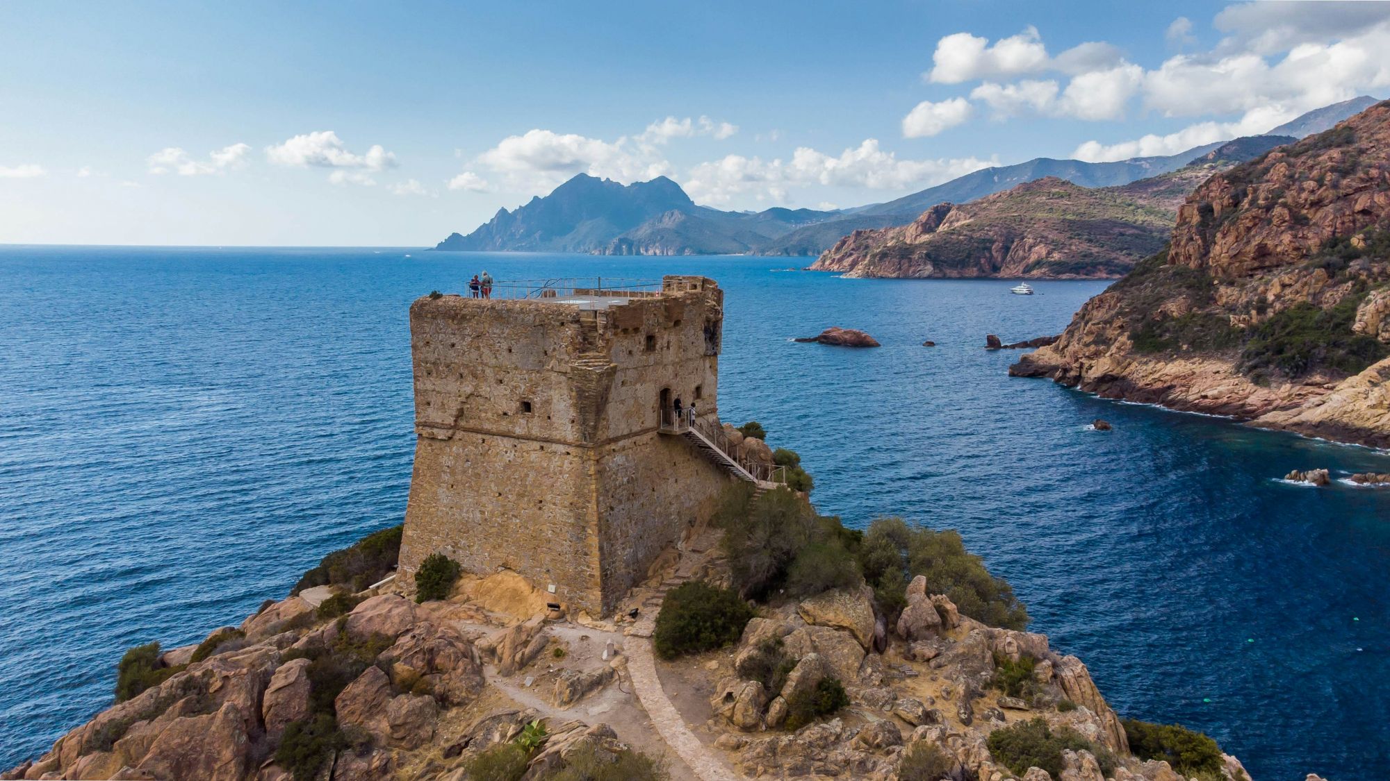 Una torre fortificata lungo la costa della Corsica. © Alexandre.ROSA / Shutterstock