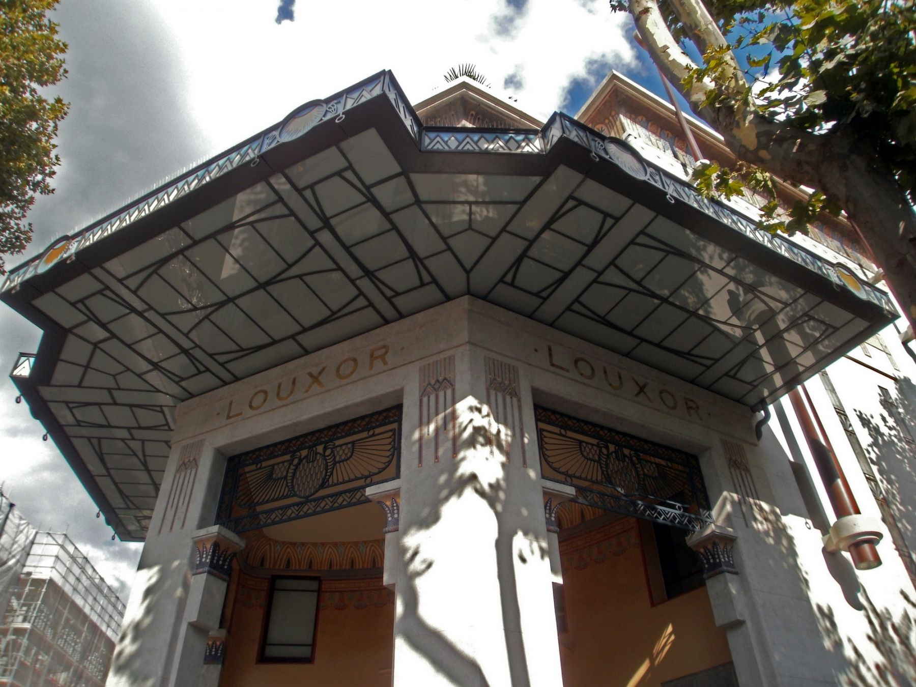 L’ingresso Art Deco del cinema Louxor © Lucille Cottin  / Shutterstock