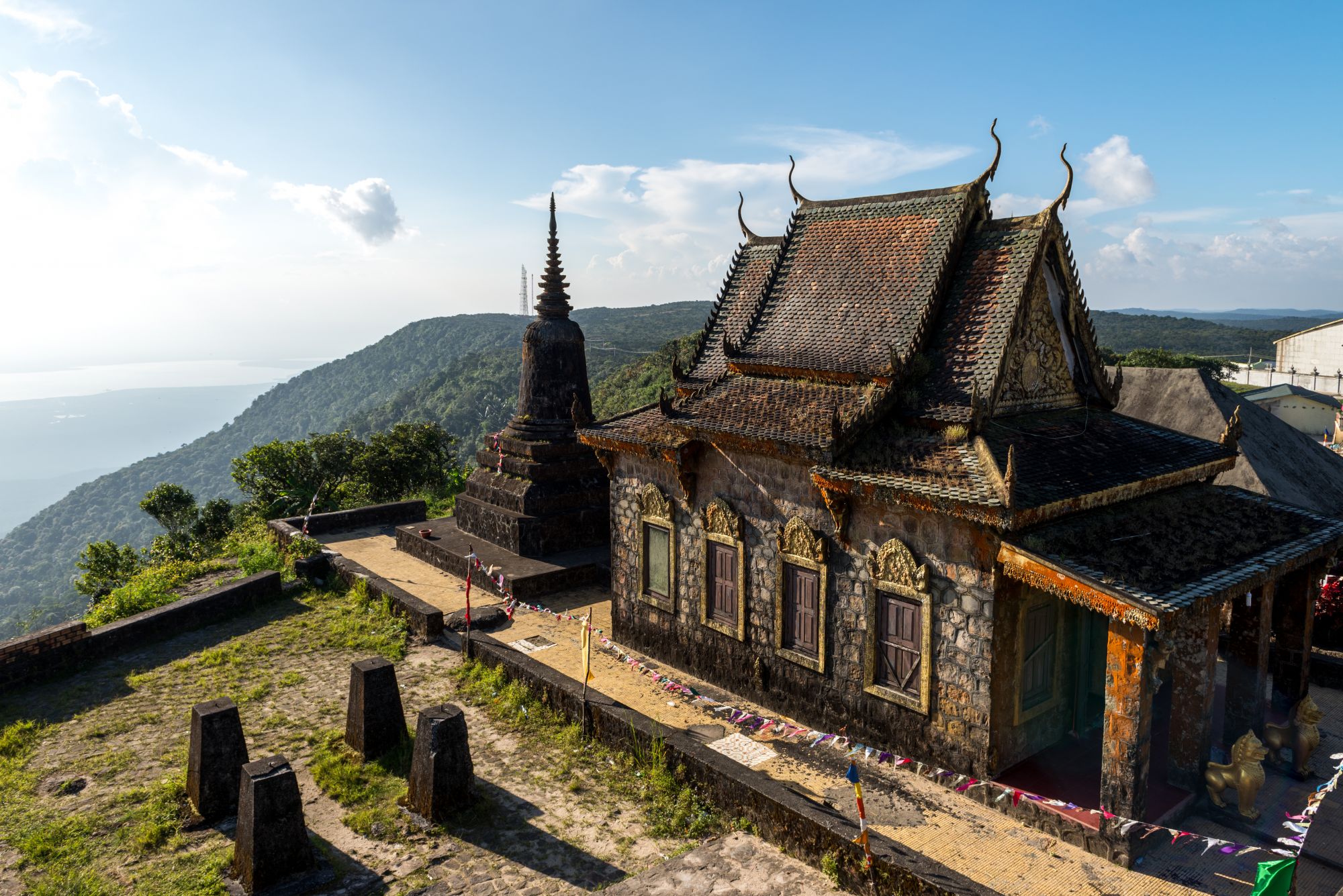 Dopo aver raggiunto 1000m in meno di 20km, godrete della vista panoramica dalla stazione di Bokor Hill © MinghaiYang / Shutterstock
