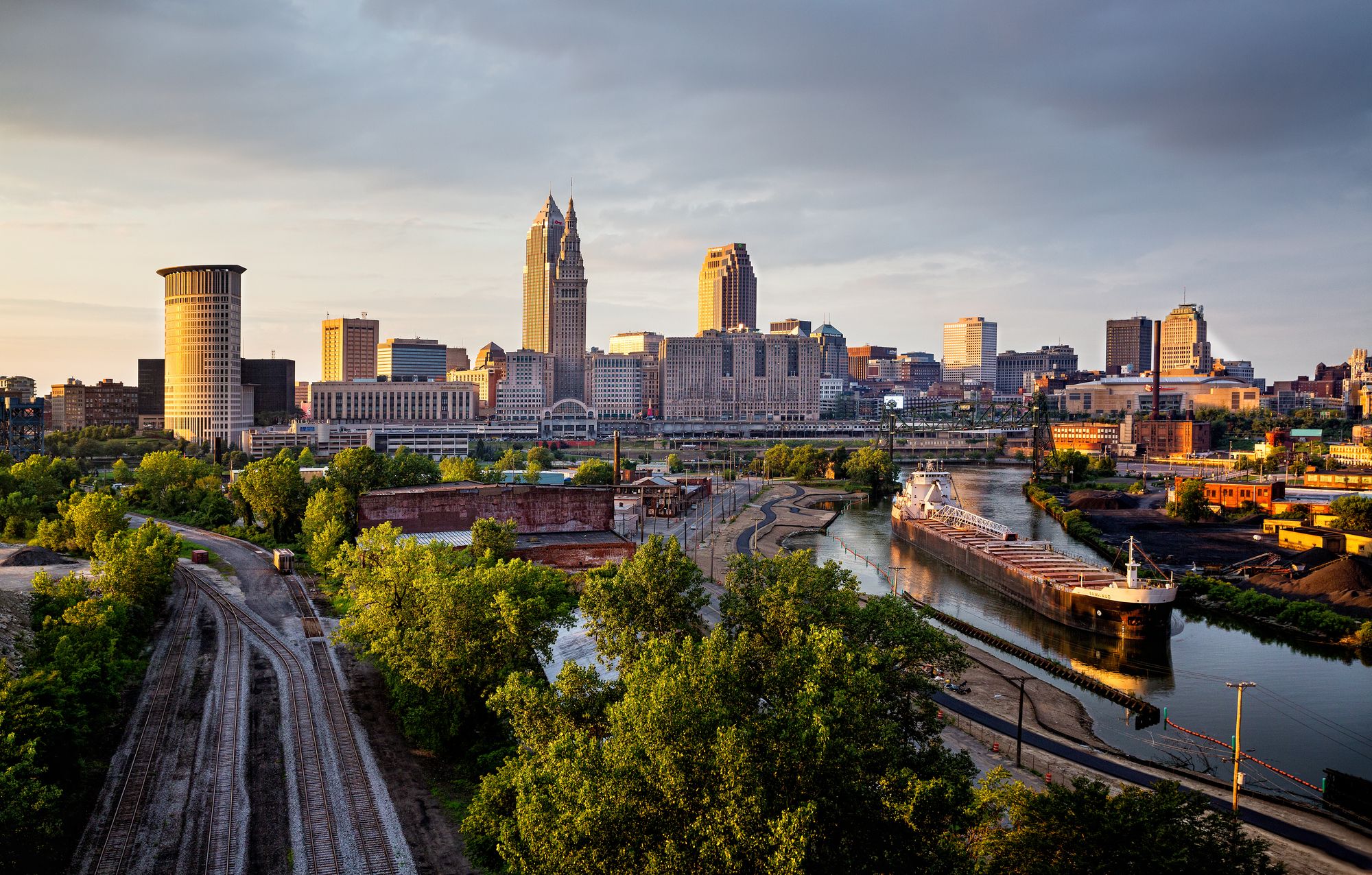 Lo skyline del centro di Cleveland al crepuscolo, Ohio