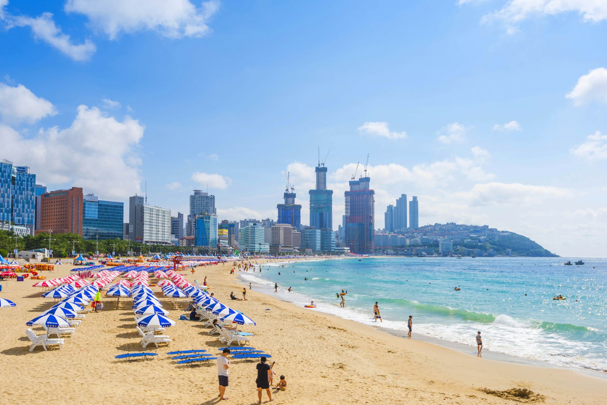 Una visita allo Spa Land Centum di Busan si abbina a meraviglia con un po’ di sole e mare alla spiaggia di Haeundae. © CJ Nattanai / Shutterstock