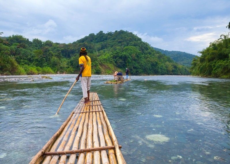Rafting su imbarcazioni di bamboo nel Rio Grande in Giamaica.
©Douglas Pearson/Getty Images