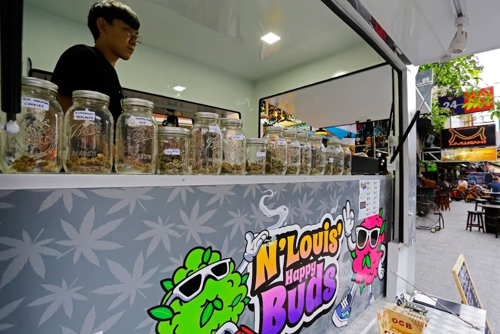 Marijuana esposta sul furgoncino di un venditore ambulante, Khaosan Road, Bangkok © Nelson Antoine / Shutterstock