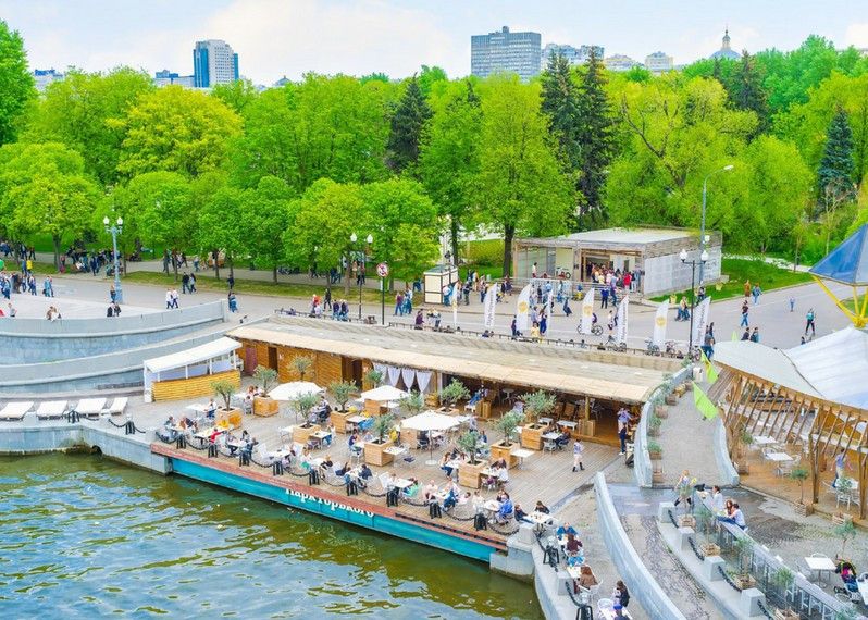 Relax al parco Gorky, Mosca, Russia.
©eFesenko/Shutterstock