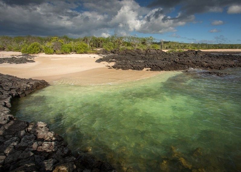 Resti di lava defluiti nell'Oceano Pacifico nei pressi del Cerro Dragan, Galápagos. ©Philip Lee Harvey/Lonely Planet