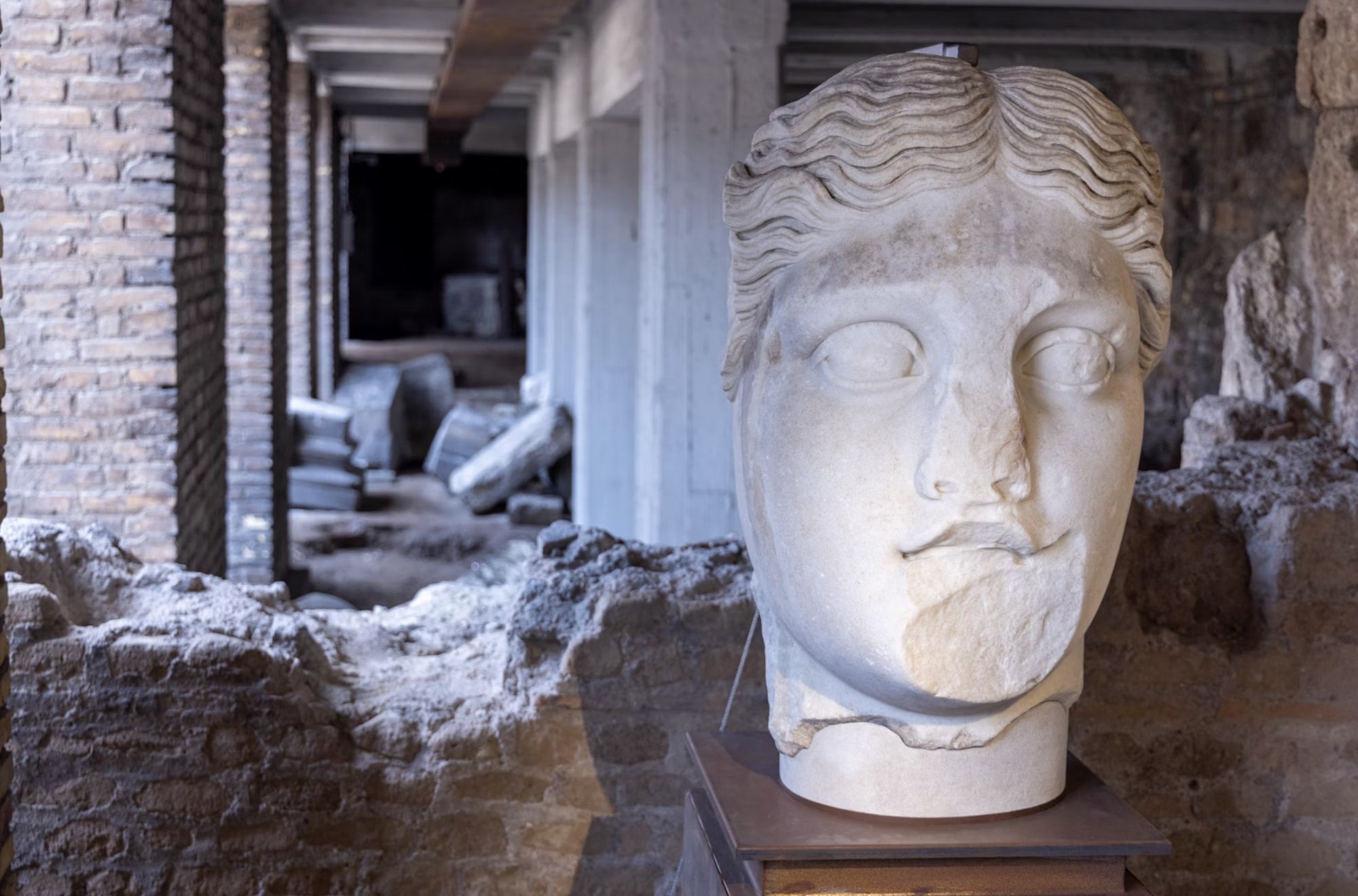 Sono esposti reperti archeologici provenienti dalla piazza, tra cui le statue di due enormi teste di divinità