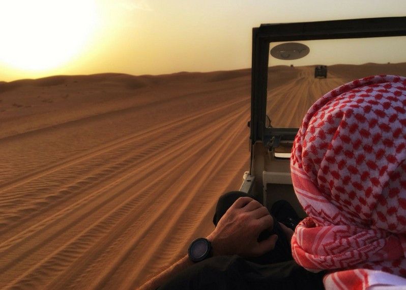 Rincorrere le dune al tramonto, appena fuori Dubai. © Angelo Pittro/Lonely Planet Italia