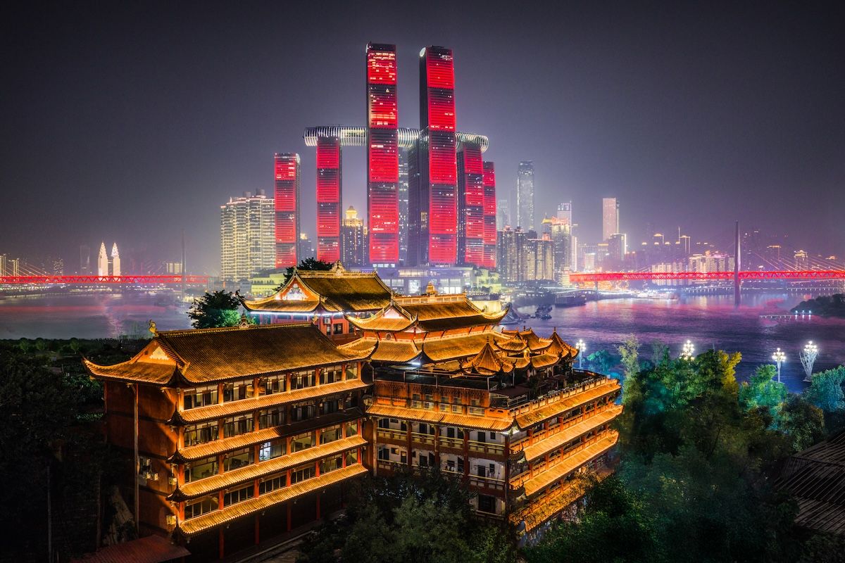 Tradizione e modernità a Chongqing, lungo il fiume Yangtze; © JOY PAN/iStockphoto/Getty Images
