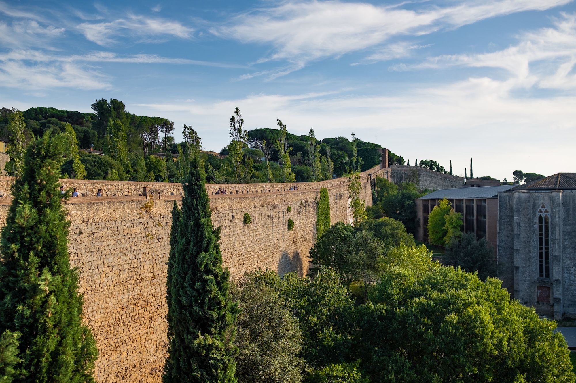 Le mura del Passeig de la Muralla ©davide bonaldo /Shutterstock
